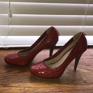 Cute cherry red weaved pump!